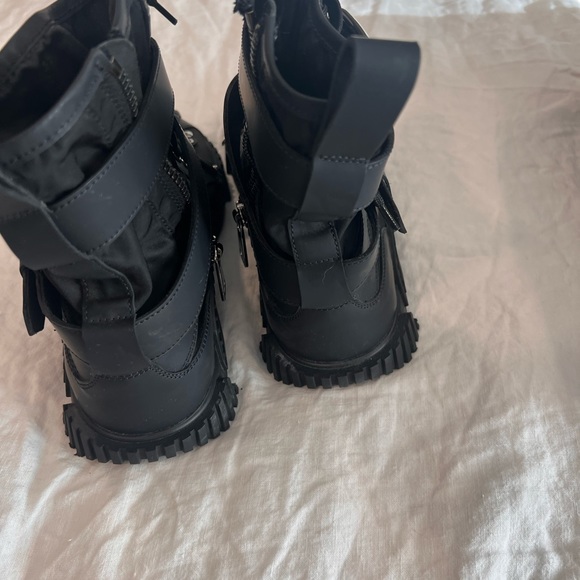 Gently worn black color Dolce&Gabbana boots size 38,5 - Picture 3 of 6